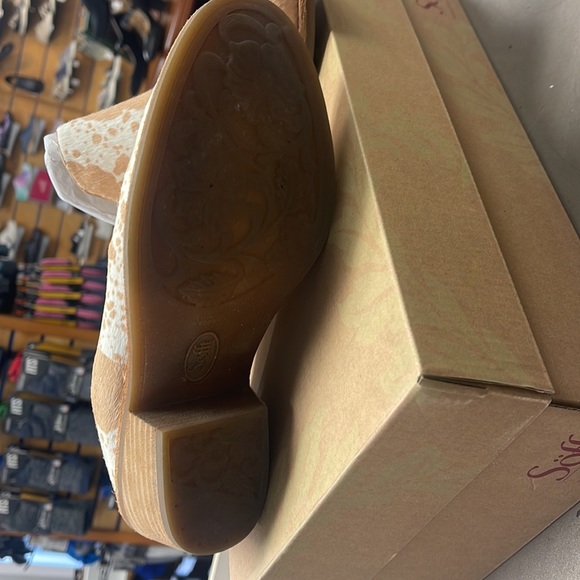 Fabulous Sofft Mules with 1” Heel - Picture 3 of 4